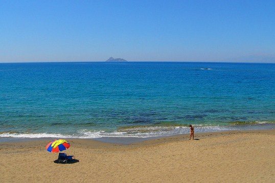 Пляж Комос - один из лучших на Крите