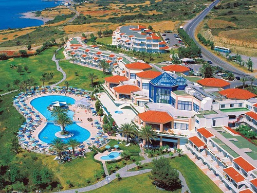 Пляж отеля Rodos Princess Beach Hotel расположен в небольшой бухте. Здесь никогда не бывает высоких волн