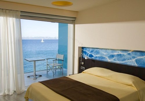 С балконов номеров отеля Aktis Art открывается потрясающий вид на Эгейское море